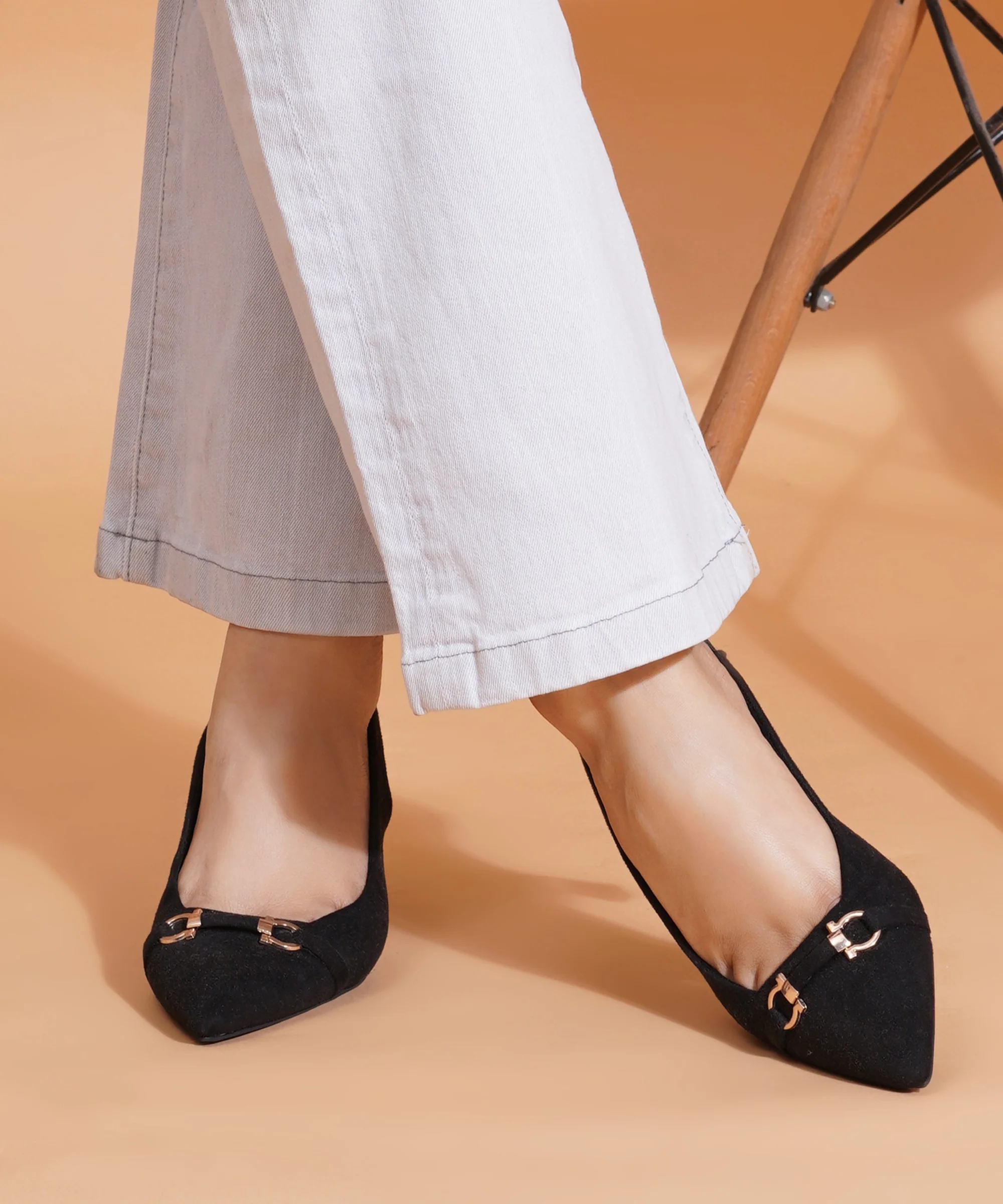 Slingback Kitten Heels for Women with Pointed Toe and Gold Buckle - Image 4