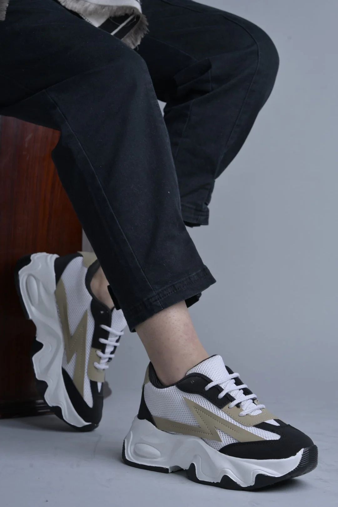 Chunky sole mesh sneakers with bold design - Image 4