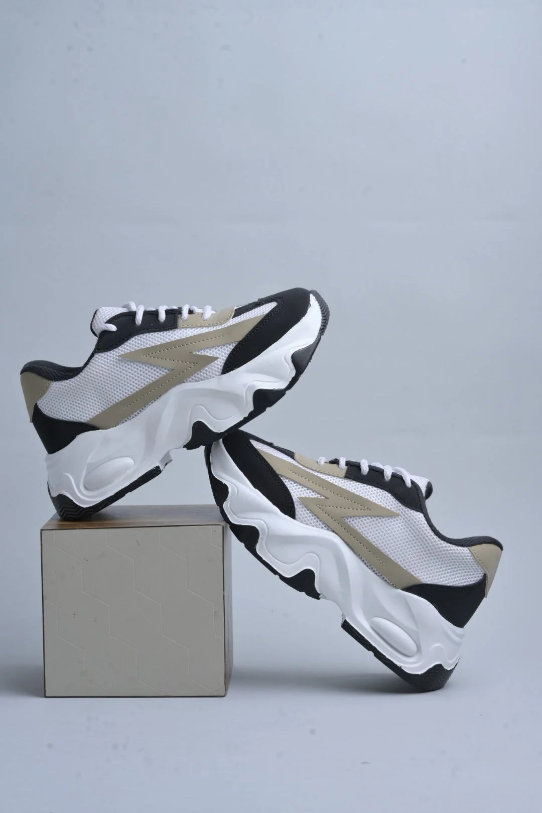Chunky sole mesh sneakers with bold design - Image 5
