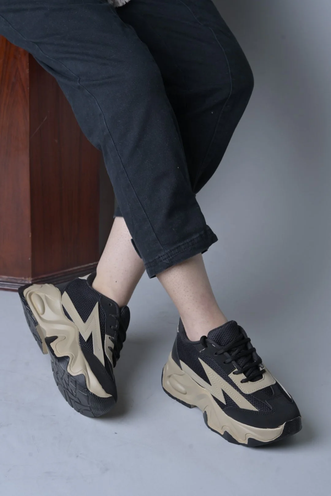 Chunky sole mesh sneakers with bold design - Image 7