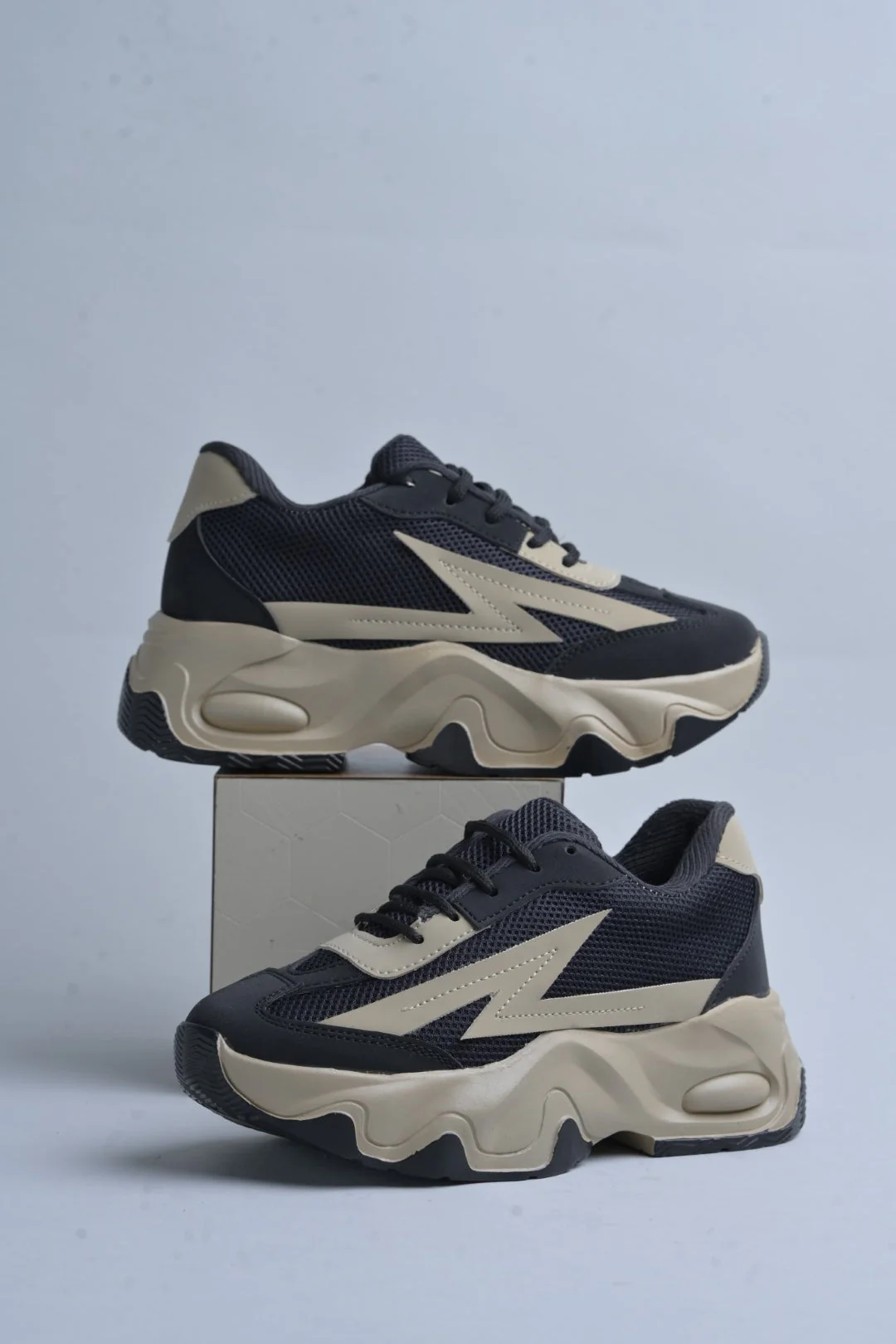 Chunky sole mesh sneakers with bold design - Image 10