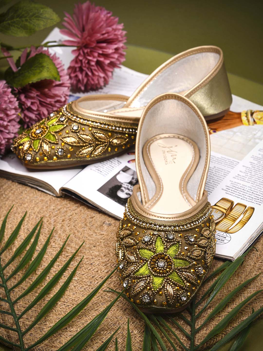 Women Embellished Floral Ethnic Juttis