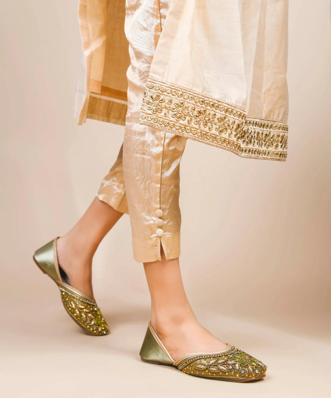 Women Embellished Floral Ethnic Juttis - Image 2