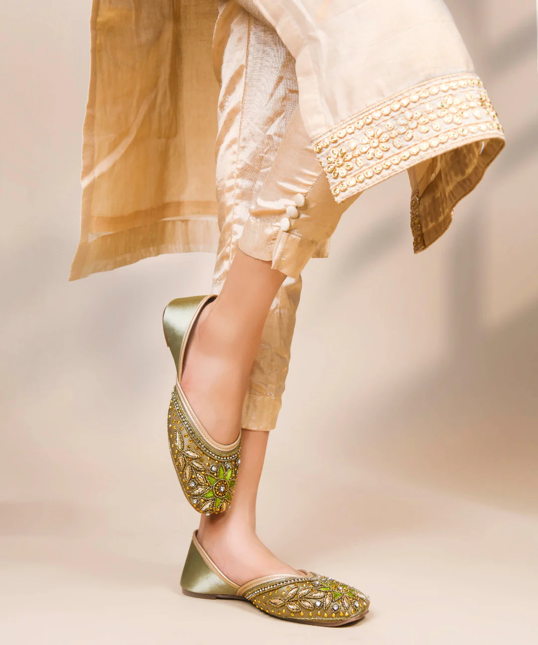 Women Embellished Floral Ethnic Juttis - Image 3