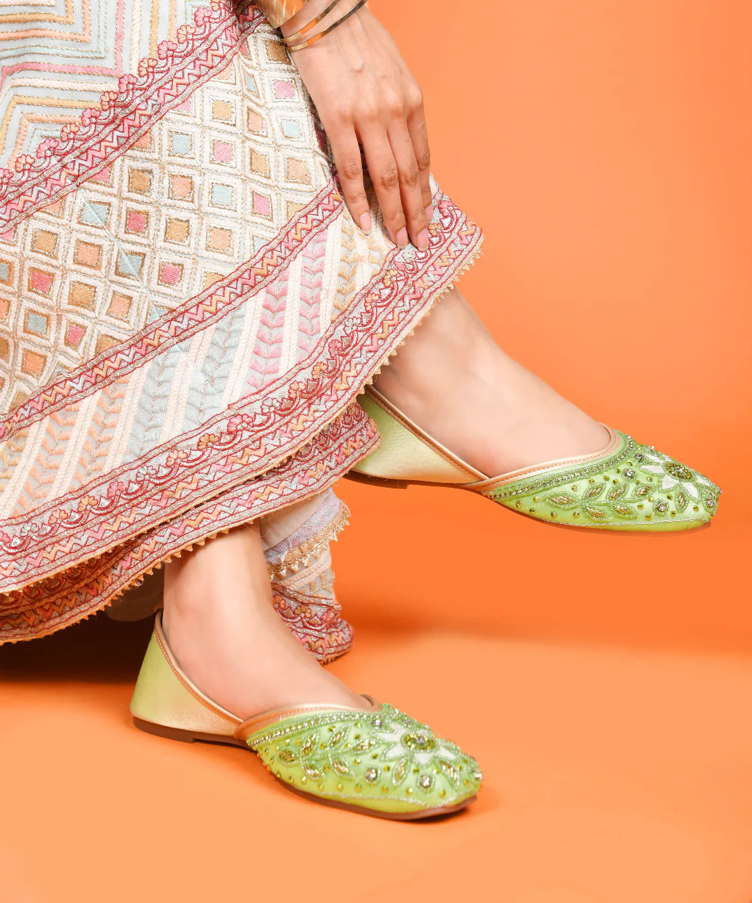 Women Embellished Floral Ethnic Juttis - Image 9