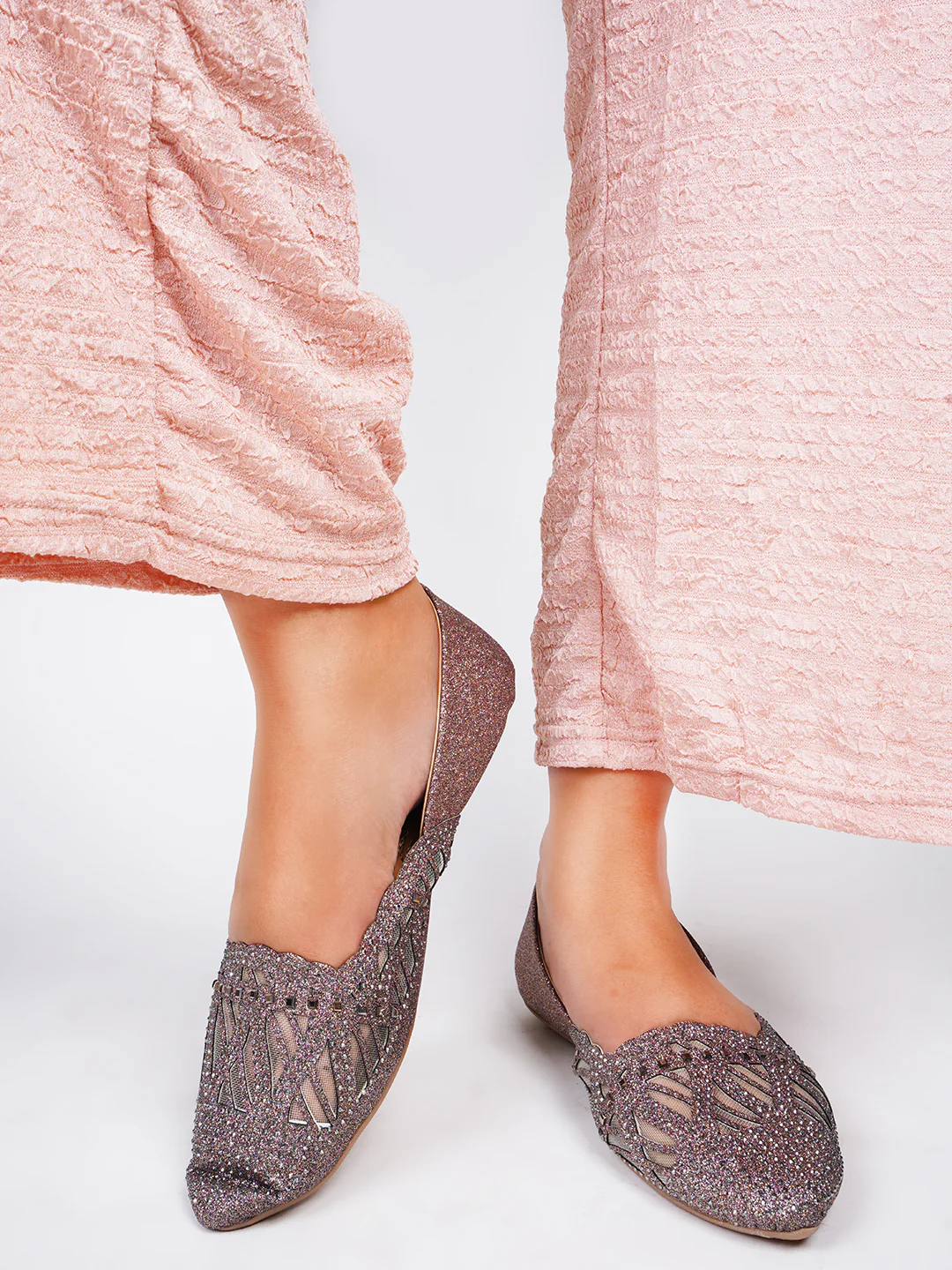 Women Embellished Pointed Toe Jutti - Image 10