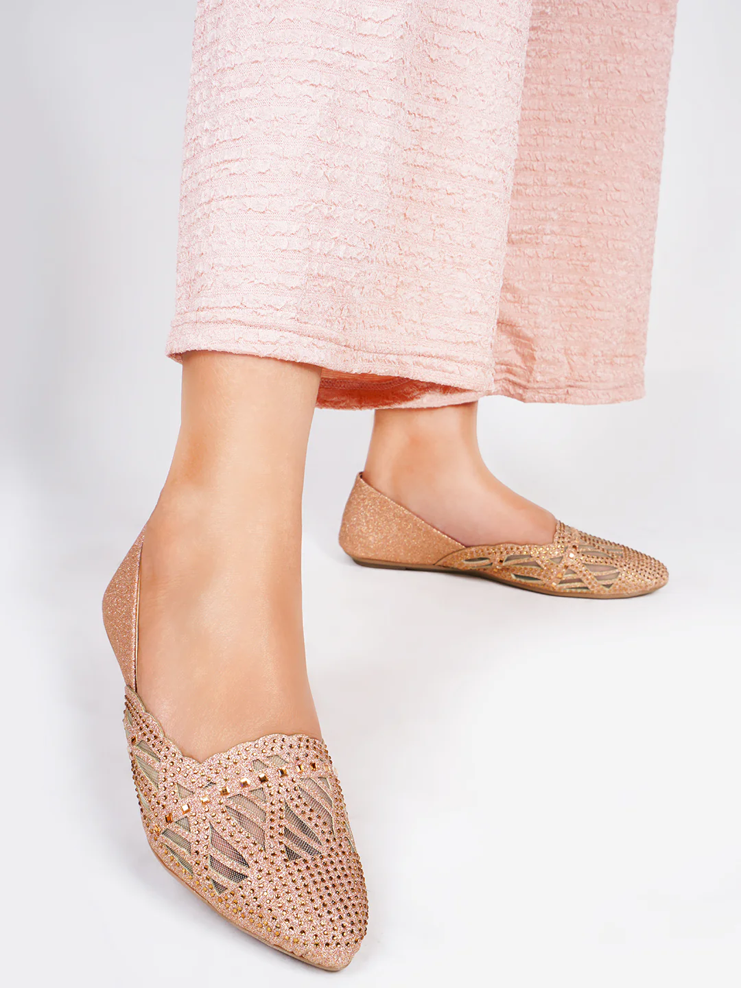 Women Embellished Pointed Toe Jutti - Image 13