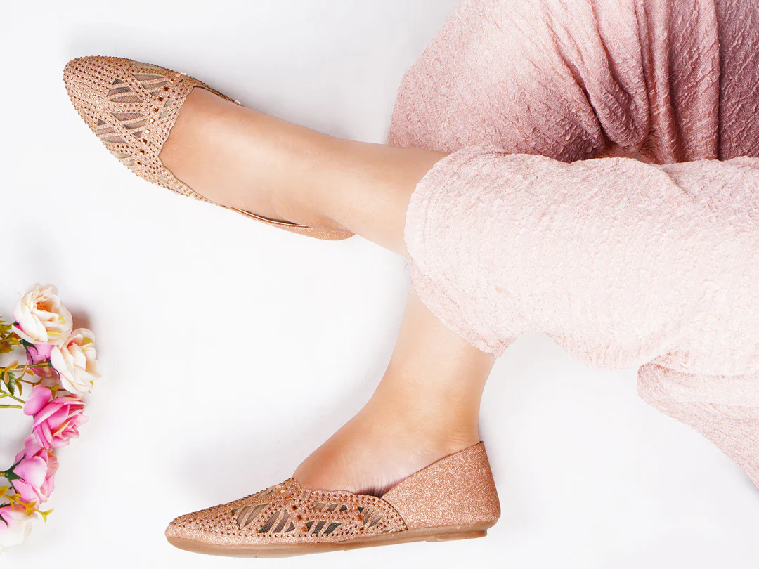 Women Embellished Pointed Toe Jutti - Image 14