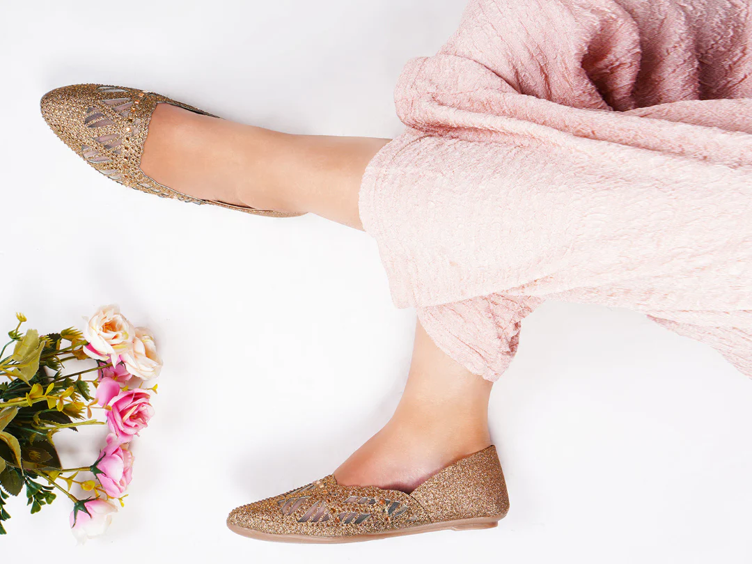 Women Embellished Pointed Toe Jutti - Image 3