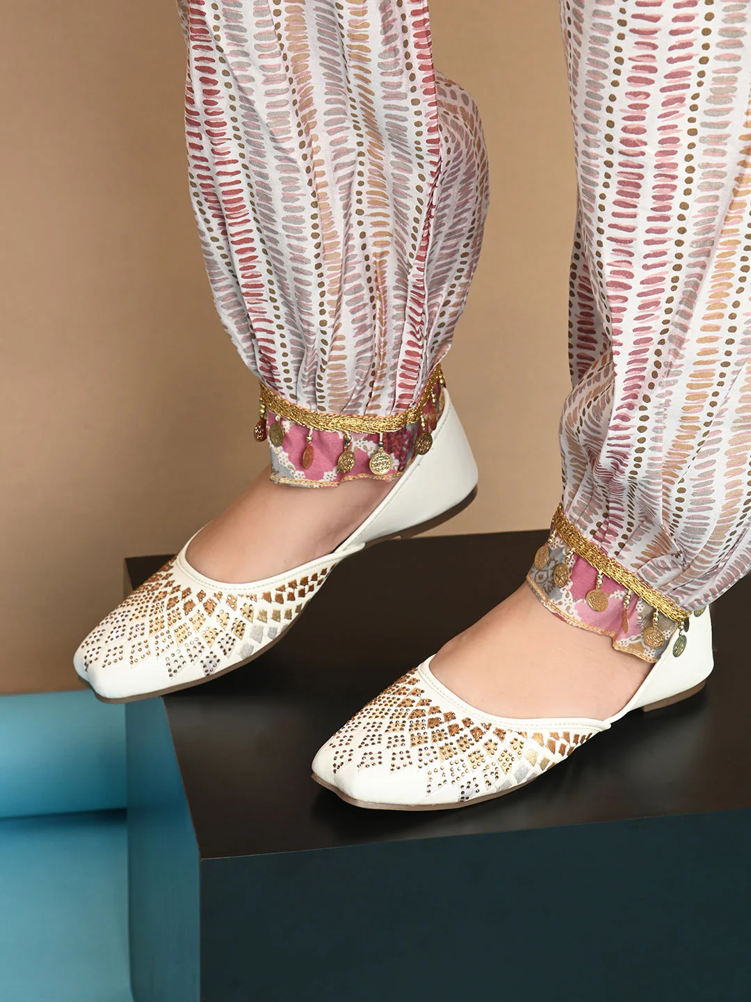 Women Embellished Slip-On Flat jutti - Image 21