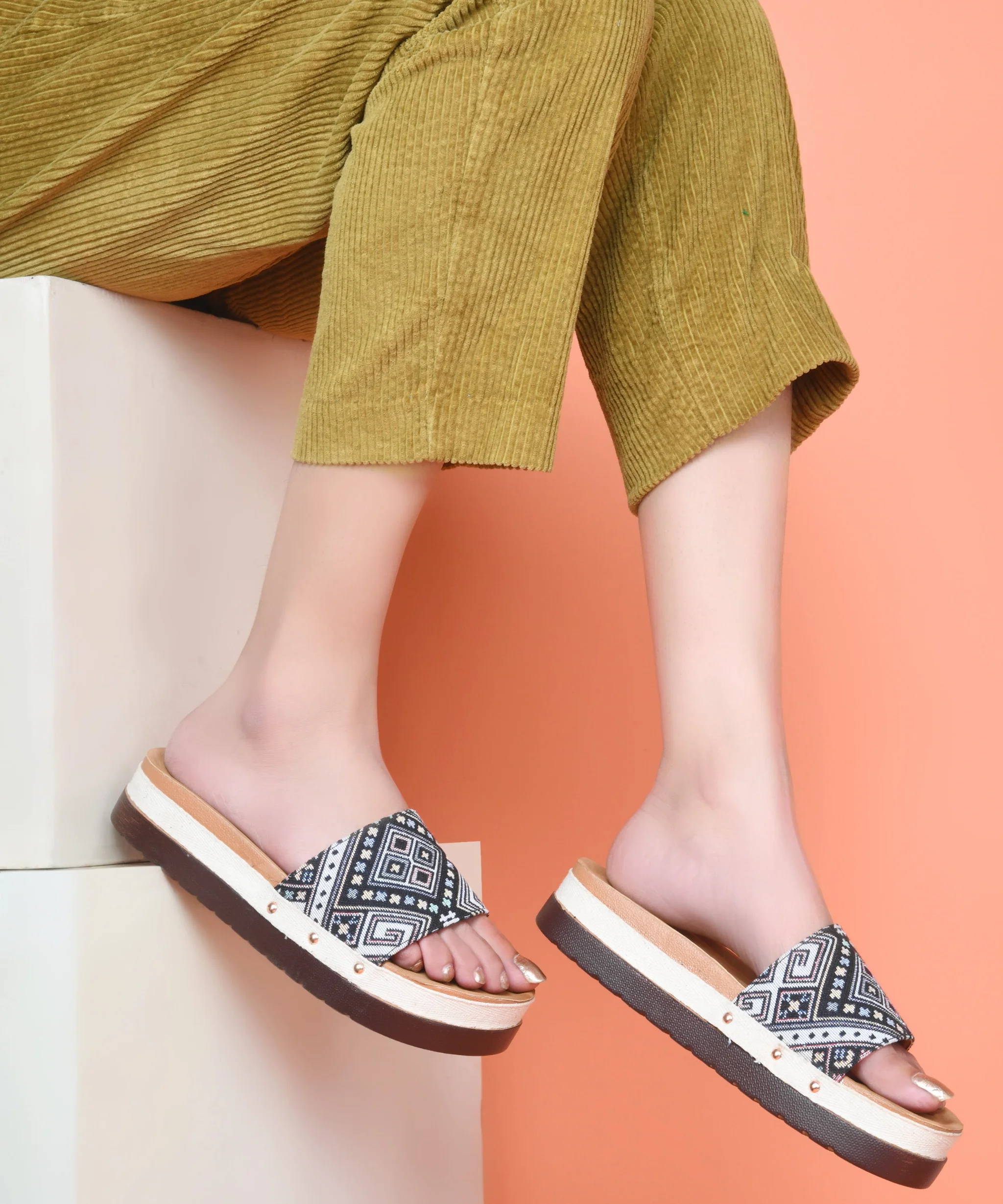 Slip-Ons Minimal Flats Sandals with Wide Strap Design - Image 4